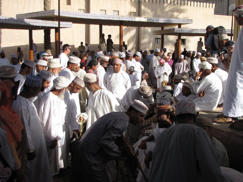040211_nizwa drukke markt.JPG - De geitenmarkt van Nizwa. Een drukte van belang met een levendige handel.